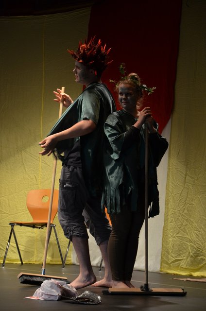 Marie Meineke und Adrian Krause in ihrer Doppelrolle als Puck.
