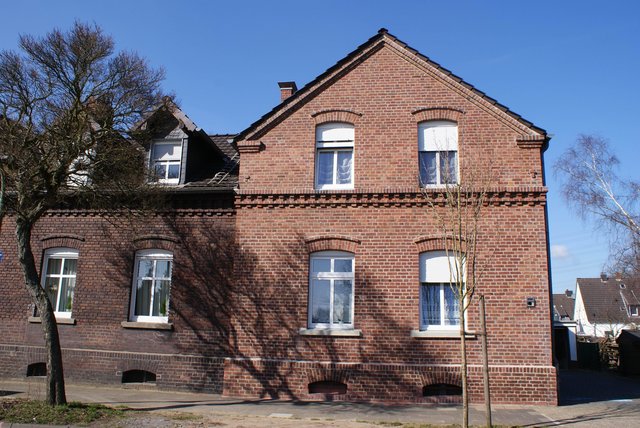 Beschreibung: Im Stadtteil Ebel haben sich etliche Hausbesitzer dazu entschlossen, ihre Backsteinhäuser von Fachunternehmen sandstrahlen zu lassen.