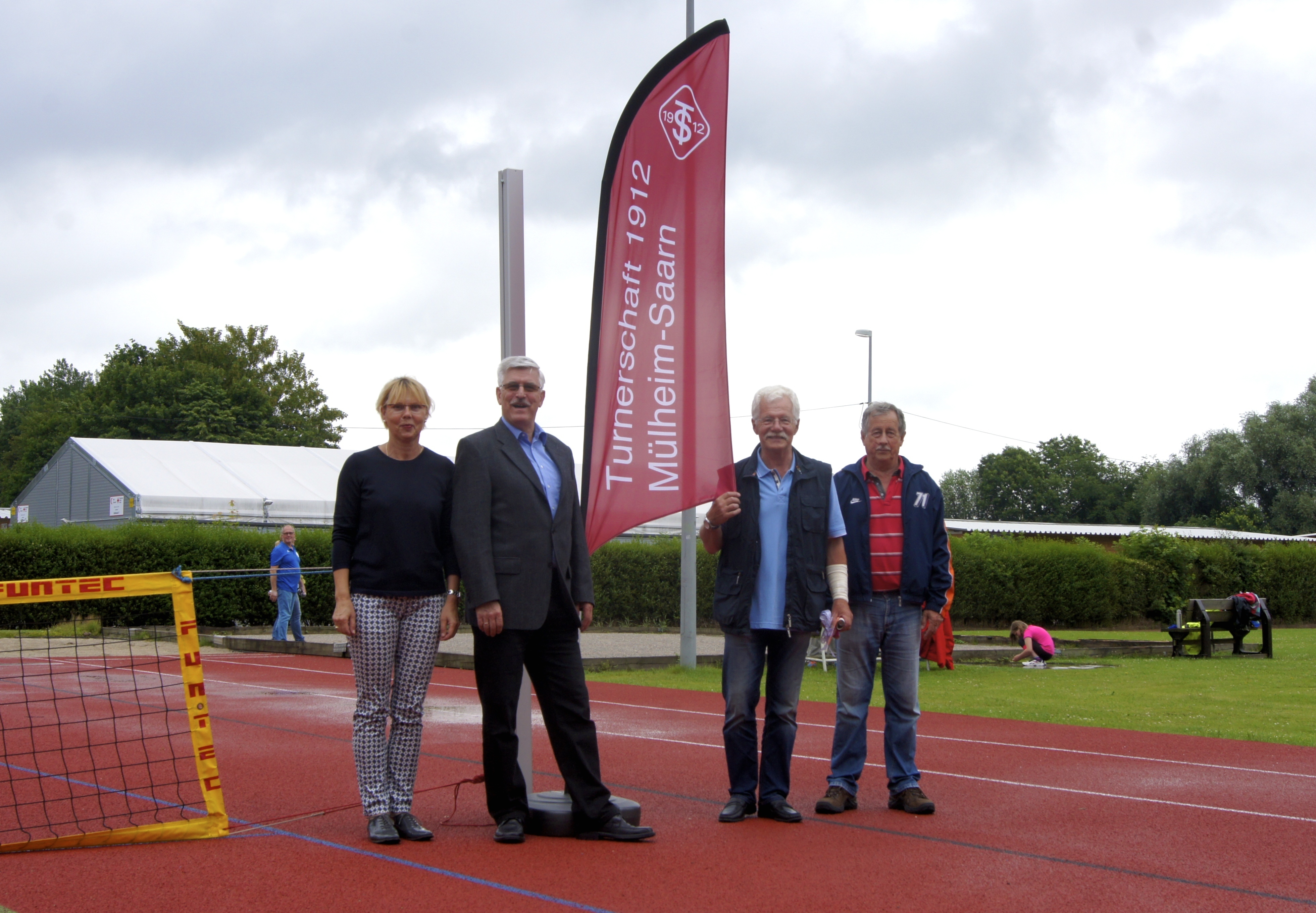 Der stolze Turnerschaft-Vorstand (v.l.): Geschäftsführerin Susanne Ries, der Vorsitzende Andreas Ebersbach, dessen Stellvertreter Willi Richter und Sportwart Winfried Kürbis.