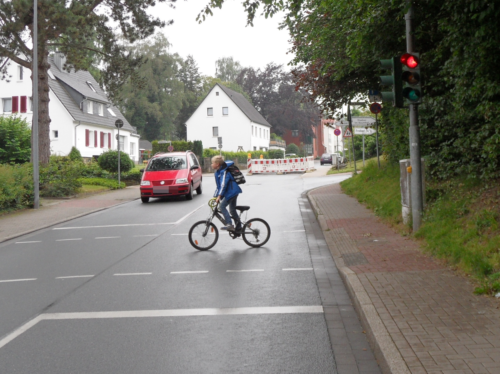 Auch Justin (9) aus Klasse 3 der Grundschule freut sich, dass die Autofahrer die Ampel wieder einsehen können.