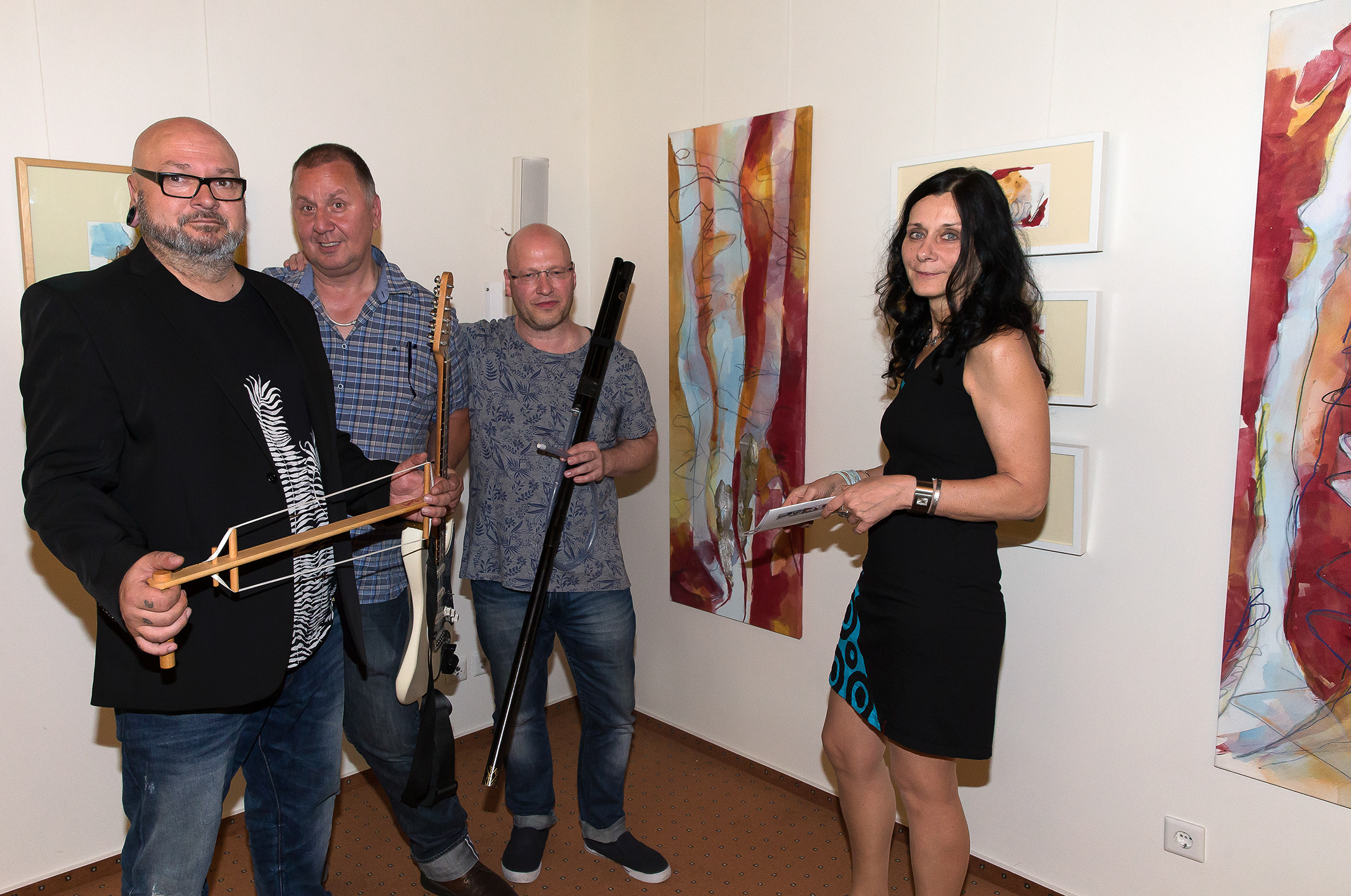 Peter Fengler, Uli Odenwald und Günter Menger von der Band Blood Club sorgten für die australischen Klänge. Sie haben schon häufiger das Video musikalisch untermalt und sind dann und wann zu Gast im Atelier Lüke an der Luitpoldstraße 50. Foto: Gerd Kaemper