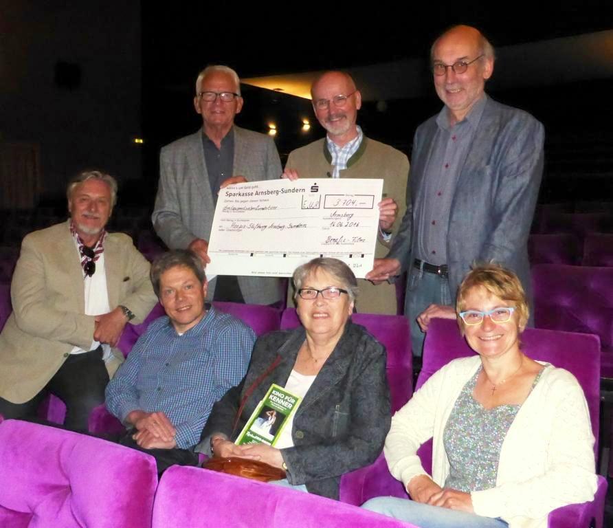 Das Foto zeigt (vordere Reihe, v.l.) Hubert Nieuwdorp (Residenzkino), Gunnar Brand ((stellvertr. Leiter Hospiz) , Karola Clark (Seniorenbeirat) Ursula Elisa Witteler (Leiterin ambulantes Hospiz), (hintere Reihe, v.l.) Friedhelm Wolf (Vorsitzender Stiftungsrat Hospiz Arnsberg), Edwin Müller (Seniorenbeirat) und Dr. Volker Daldrup (Vorsitz Kuratorium Hospiz Arnsberg).