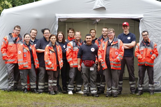 Die Sanitäterinnen und Sanitäter vor dem Behandlungszelt auf dem Kahlen Plack