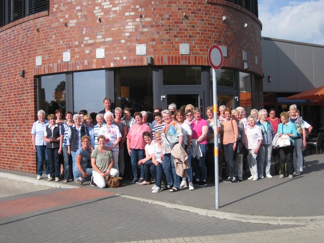 Mehr als 40 interessierte Rhader Landfrauen wollten wissen, woher das Brot kommt und wer es backt.