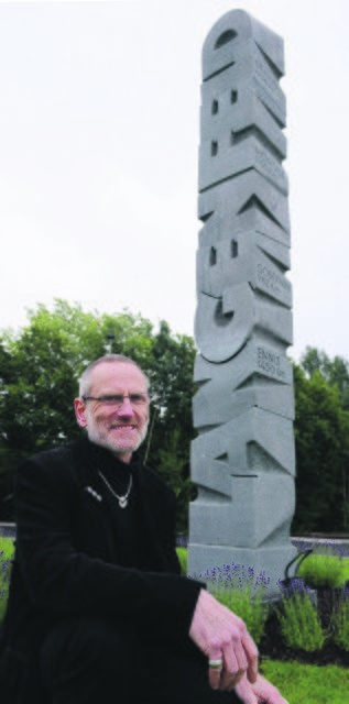 Die schlanke und hohe Stele von Hartmut Hegener gibt die wichtige Information: Hier sind Sie in Langenfeld. Foto: Michael de Clerque