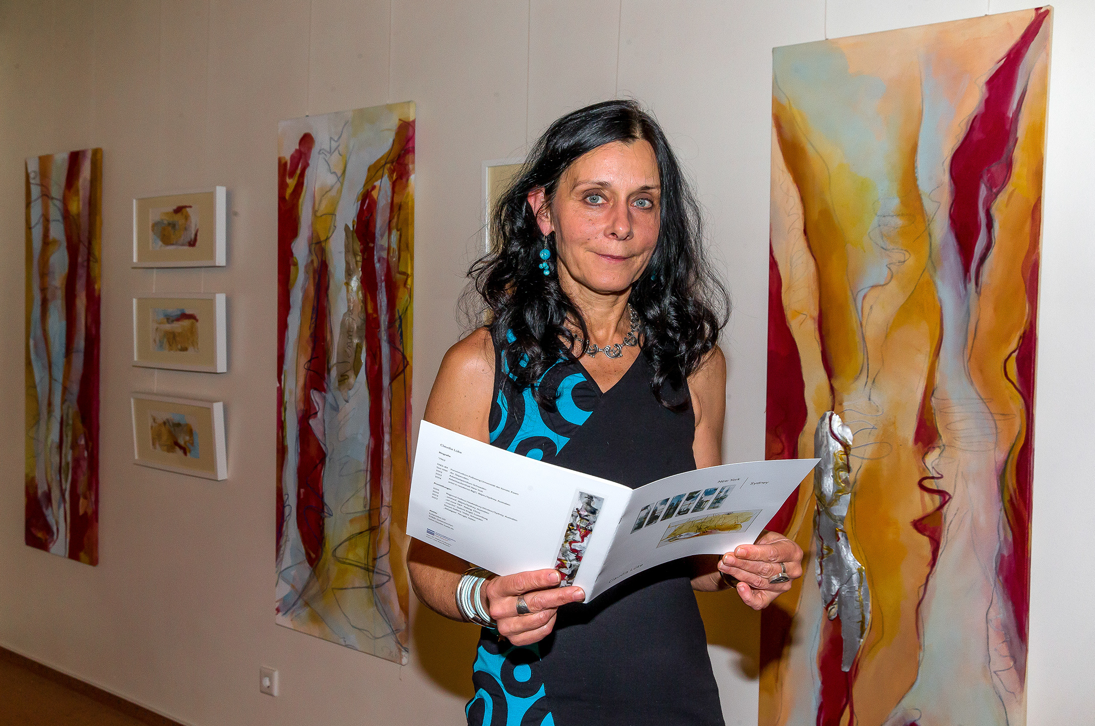 Zur Ausstellung New York_Sydney von Claudia Lüke im Industrieclub gibt es ein Handout mit einem begleitenden Text von M.-Walter Erdmann.Foto: Gerd Kaemper