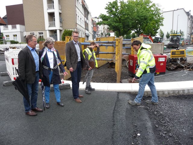 Auf einer Fahrbahnseite sind die verschiedenen Teerschichten bereits verlegt. Auch die Einschalung des Kreisverkehrs ist soweit fertig. Jetzt beginnt in den nächsten Tagen ein neuer Bauabschnitt und die Komplettsperrung des Kurt-Schumacher-Rings wird aufgehoben. Foto: Günther