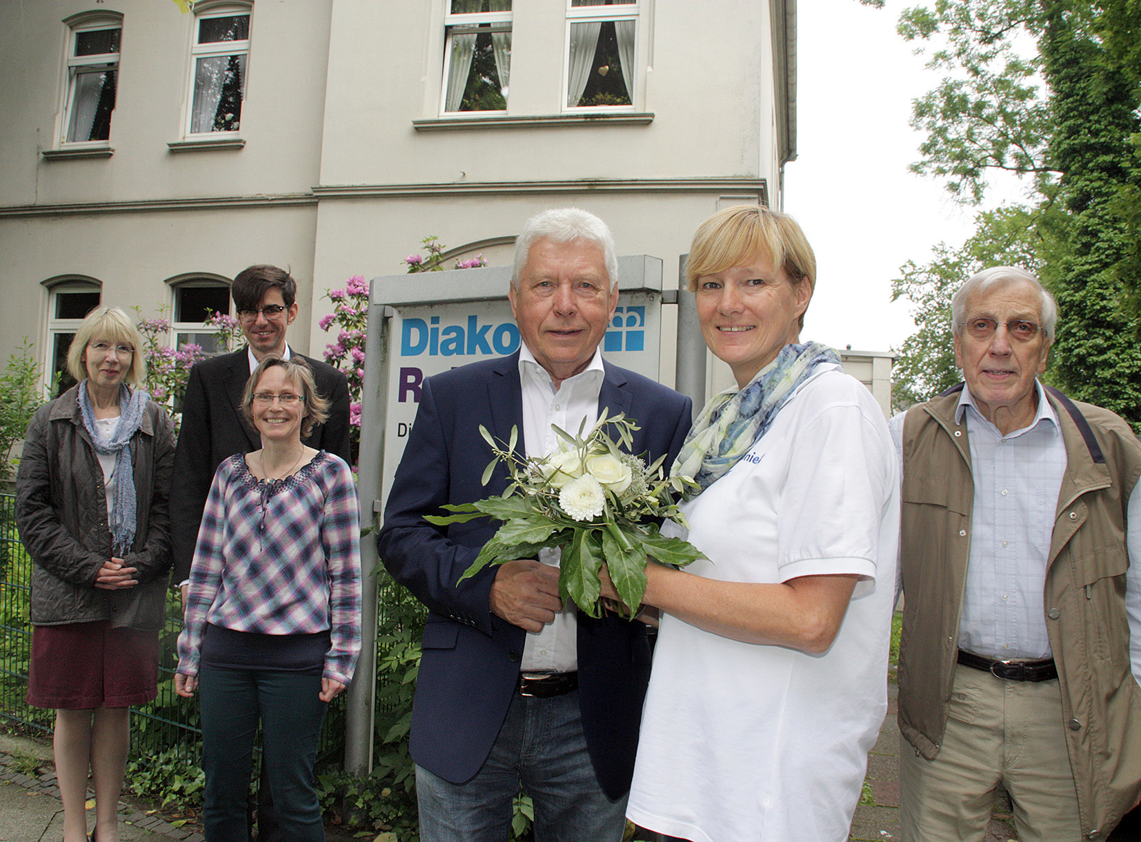 Zu zehn Jahren Diakoniestation Bochum-Südwest gratuliert der Diakonieverein Eppendorf: (v.l.) Gertraut Nordhoff (Vorsitzende Diakonieverein), Pfarrer Sven Pernak, Monika Rieckert (Leitung Diakonische Dienste Bochum), Hans-Jürgen Raue (stellv. Vorsitzender Diakonieverein), Susanne Broszio (Leitung Diakoniestation Südwest) und Günter Guse (Langjähriger Vorsitzender Diakonieverein). Foto: Diakonie