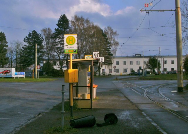 Für die ehemalige Strassenbahnlinie aus Mülheim ist schon lange vor der Flughafenendstelle Schluß - heutzutage endet sie bereits weit vorher am Mülheimer Zentralfriedhof. Bei einer neuen Zukunft als gewerbegebiet wäre es sicher vernünftig, dort auch die wieder Tram zu reaktivieren.