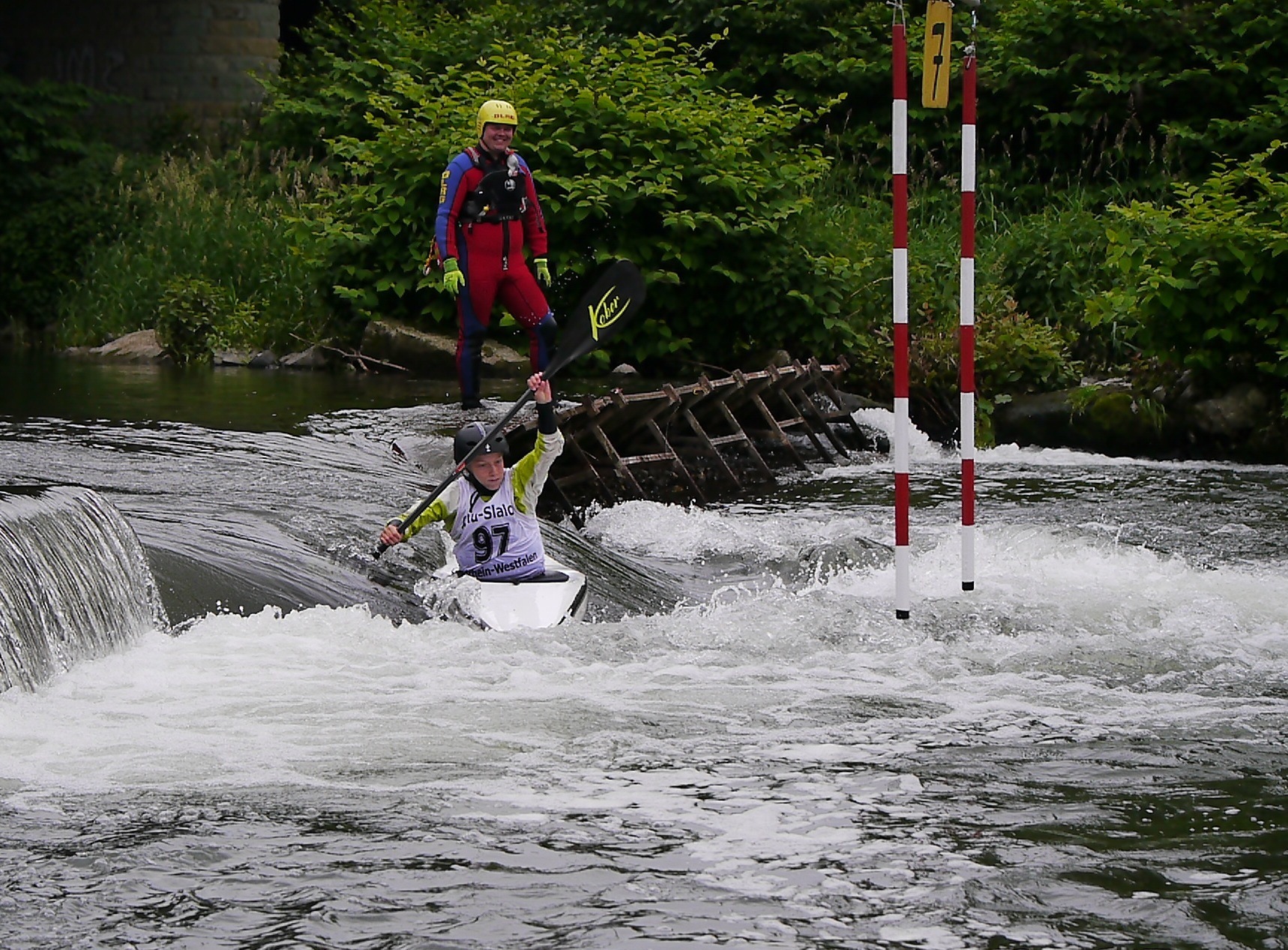 Das nächste Tor schon im Blick: Jonas Büchner bei den Deutschen Schülermeisterschaften im Kanu-Slalom. (Foto: © Ralf Kaupenjohann 2016)