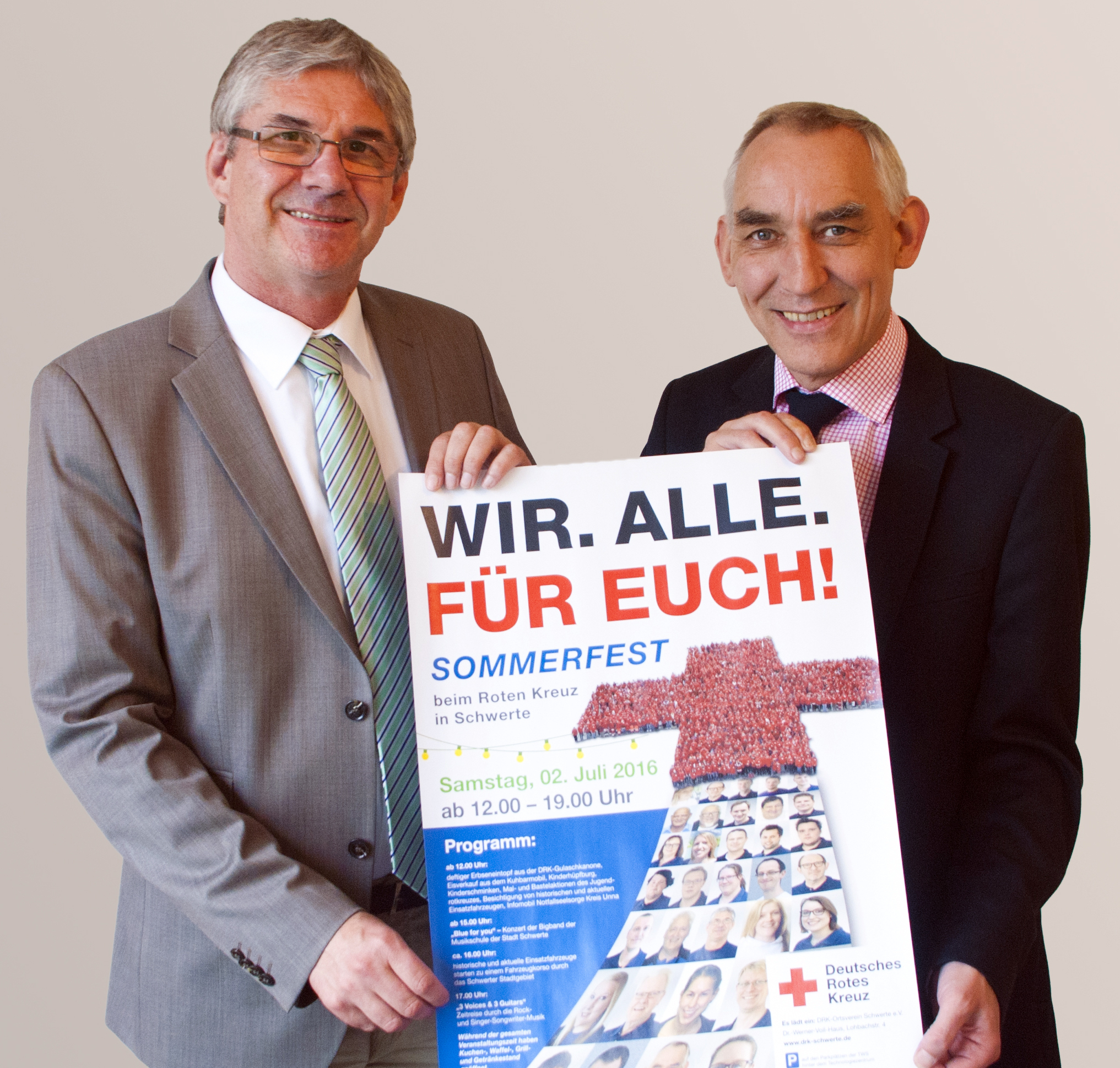 DRK-Vorsitzender Heinrich Böckelühr und Stellvertreter Martin Kolöchter (links) stellen das diesjährige Veranstaltungsplakat für das Sommerfest beim Deutschen Roten Kreuz Schwerte vor.