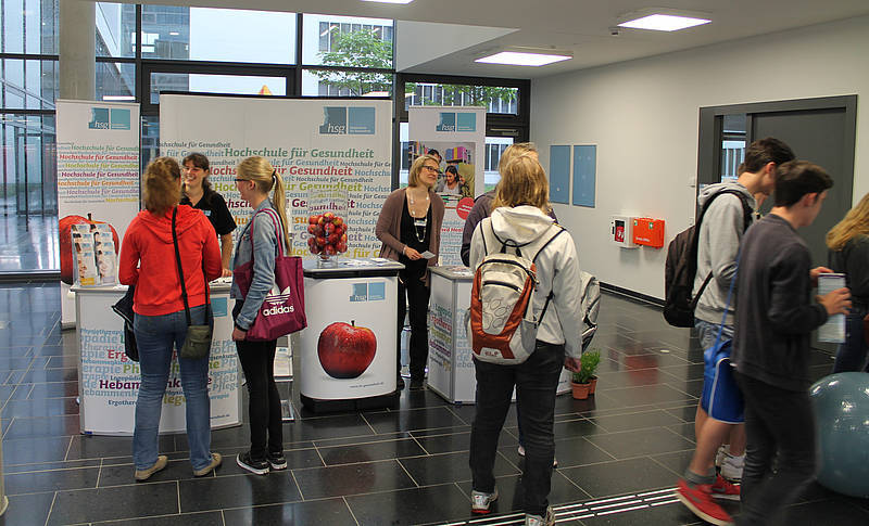 Gleich am Eingang der hsg empfing die Studienberatung die Gäste.