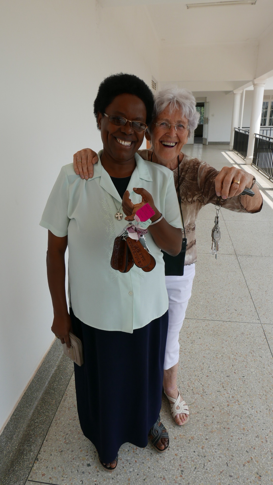 Christine und Mary im Neubau des Psychologischen Instituts.