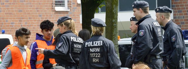 Während des gesamten Tages zeigte die Polizei massiv Präsenz. Zu den offensichtlich befürchteten Ausschreitungen kam es erfreulicherweise aber nicht.