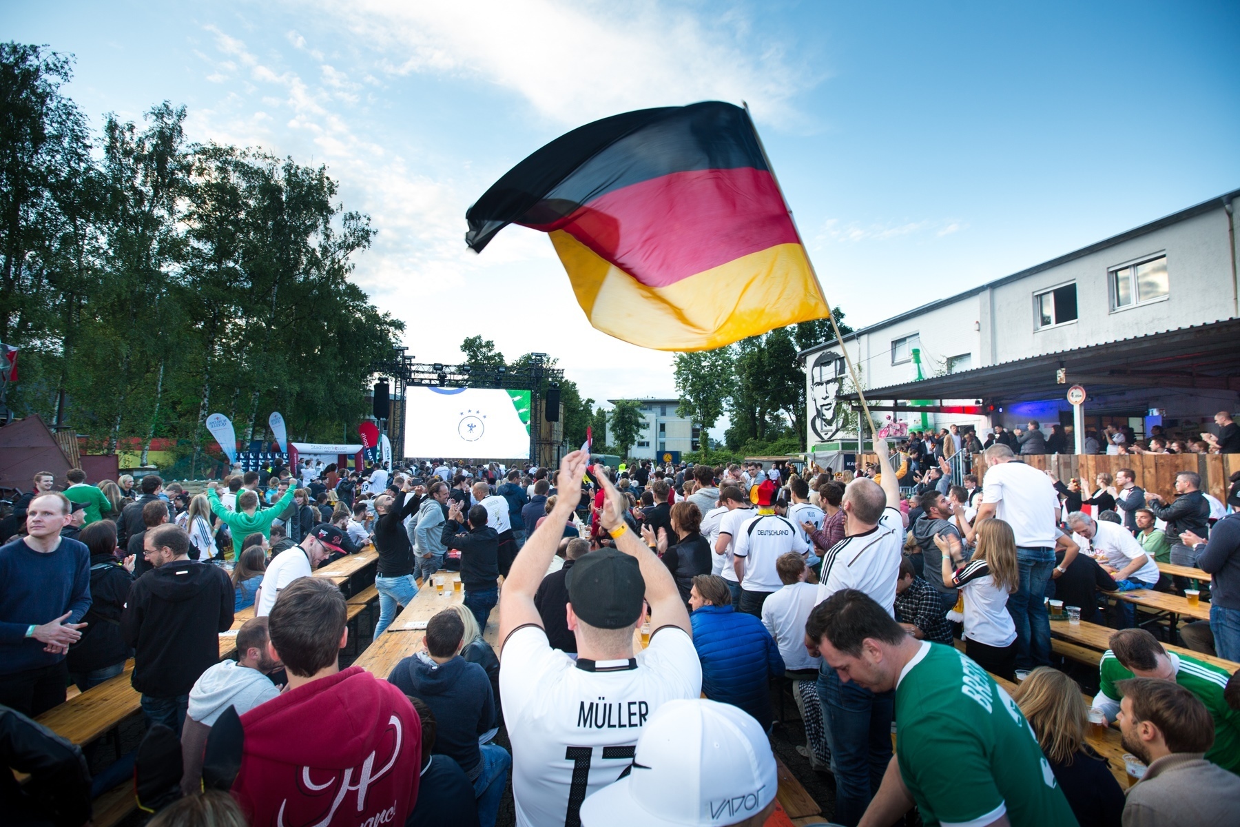 Links antäuschen, rechts vorbei: Was am frühen Abend noch wie ein Fast-Sommertag aussah, entpuppte sich im Laufe des Spiels der Deutschen Mannschaft am Donnerstag als verregneter Abend. Dennoch ließen sich zumindest in Rüttenscheid Fans nicht abschrecken. "Les Halles du Futbol" waren fast ausverkauft.