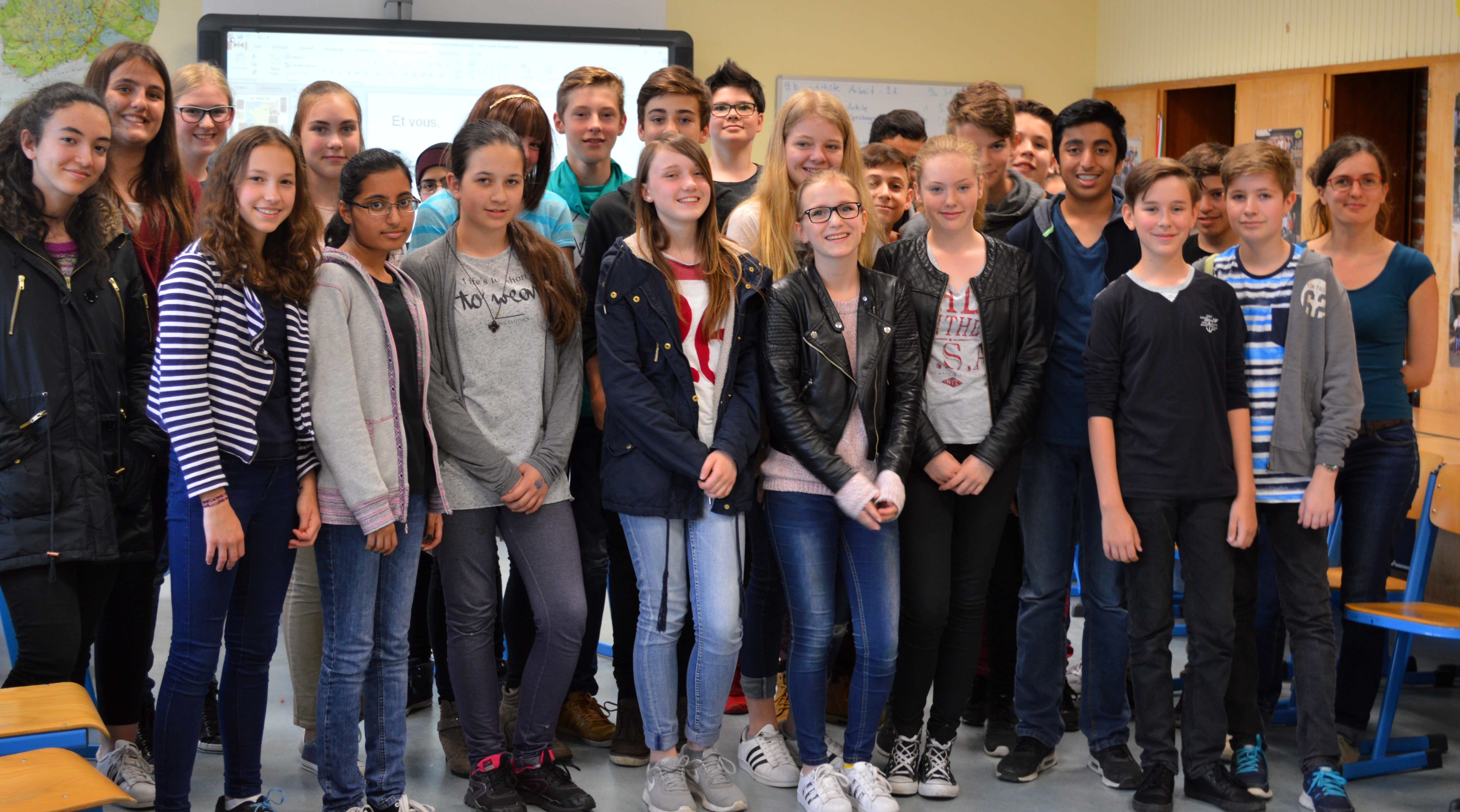 Schüler der sechsten und siebten Klassen begürßten das France Mobil. Foto: Dietrich-Bonhoeffer-Realschule