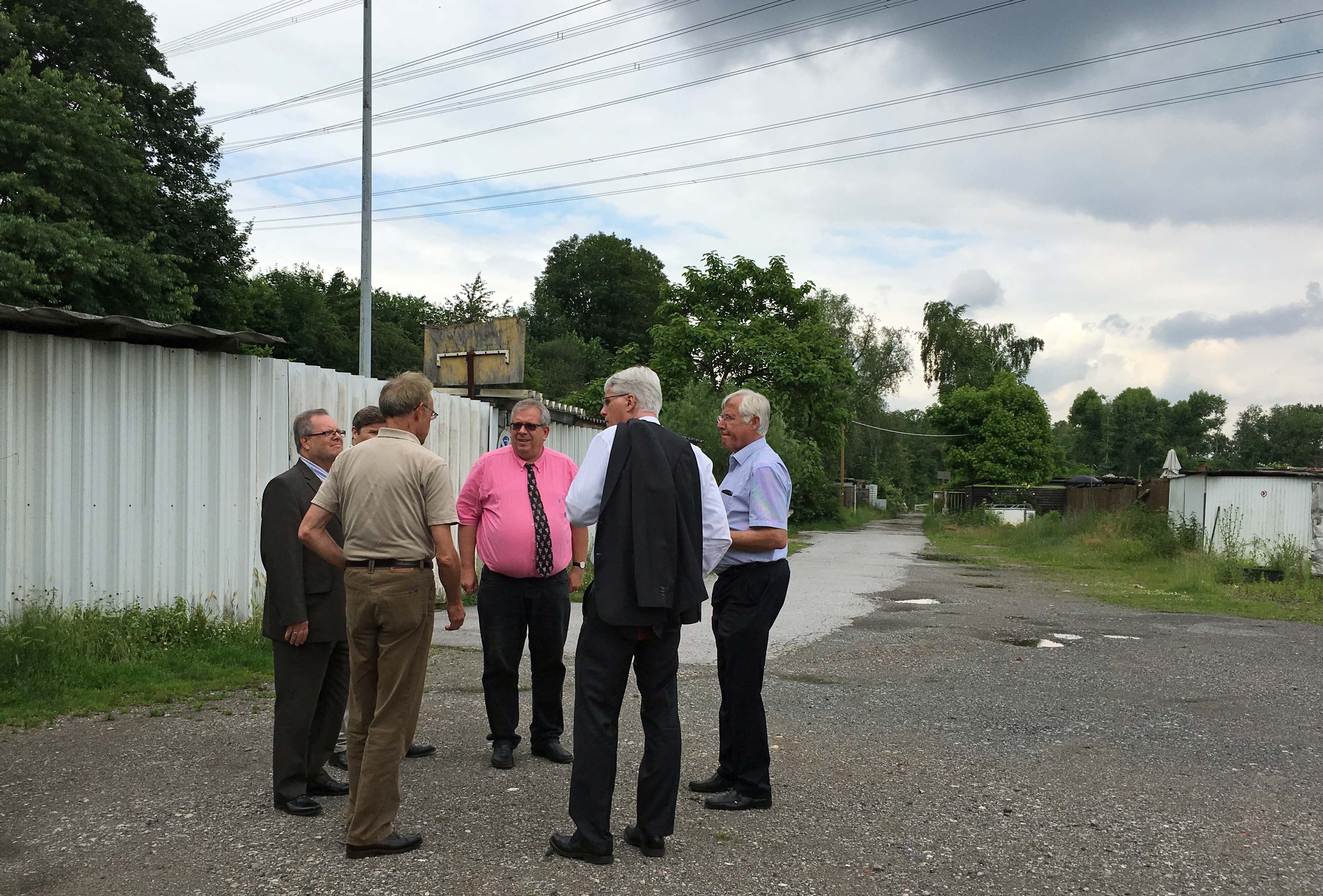 Auf dem Bild v.l.n.r.: Uwe Kutzner (CDU-Ratsherr und planungspolitische Sprecher), Hans-Jürgen Best (Planungsdezernent der Stadt Essen), Guntmar Kipphardt (CDU-Ratsherr / bau- und verkehrspolitischer Sprecher), Jörg Uhlenbruch (Vorsitzender der CDU-Ratsfraktion) und Klaus Diekmann (CDU-Ratsherr Schönebeck/Bedingrade).