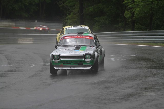 Der Ford Escort 1600 RS im Regen auf der Nordschleife