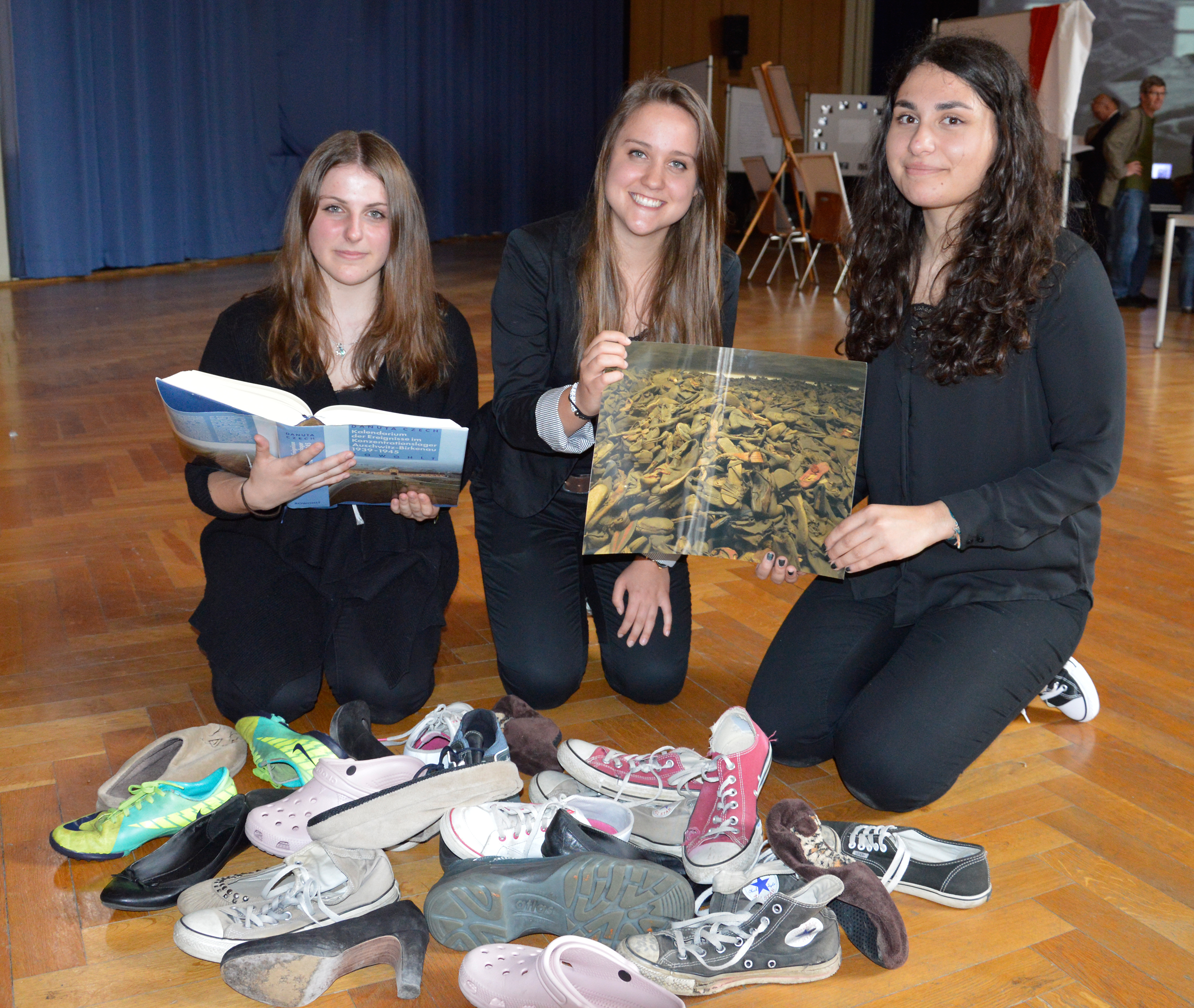 Senna Parlak, Yanina Amend und Nina Grütz haben die Ausstellung organisiert, in der Kunstwerke ihrer Mitschüler zu sehen sind. Den Schülerinnen ist es gelungen, den Besuchern nah zu bringen, welche Emotionen der Besuch des Konzentrationslagers in Ausschwitz bei ihnen ausgelöst hat.