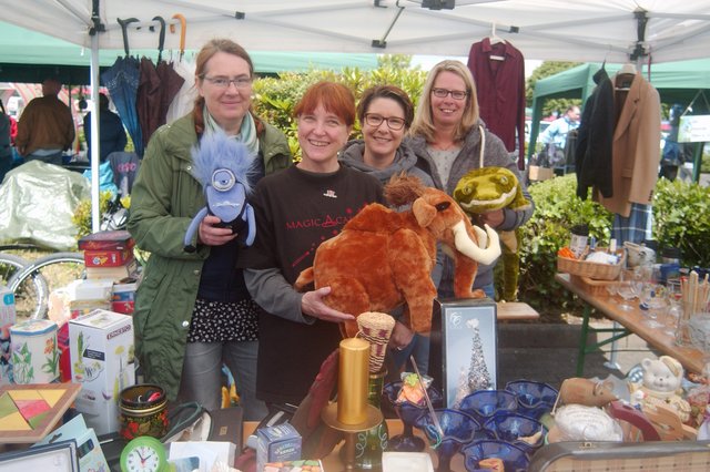 Unter zahlreichen gemeinnützigen Vereinen und Schulen war auch die Magic-Academy der Rudolf-Steiner-Schule beim Partnerschafts-Flohmarkt mit einem Stand vertreten.