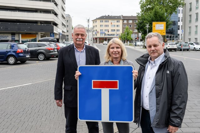 StadtQuartier Schloßstraße. Verkehrsführung, Anlieferung und Parken während der Bauzeit am ehemaligen Kaufhof. (v.l.) Ralf Schmitz und Petra Hoffmann, Bauinformation in der Wertstadt und Roland Jansen, Abteilungsleitung Verkehrs- und Straßenplanung. Schollenstraße. Foto: Walter Schernstein