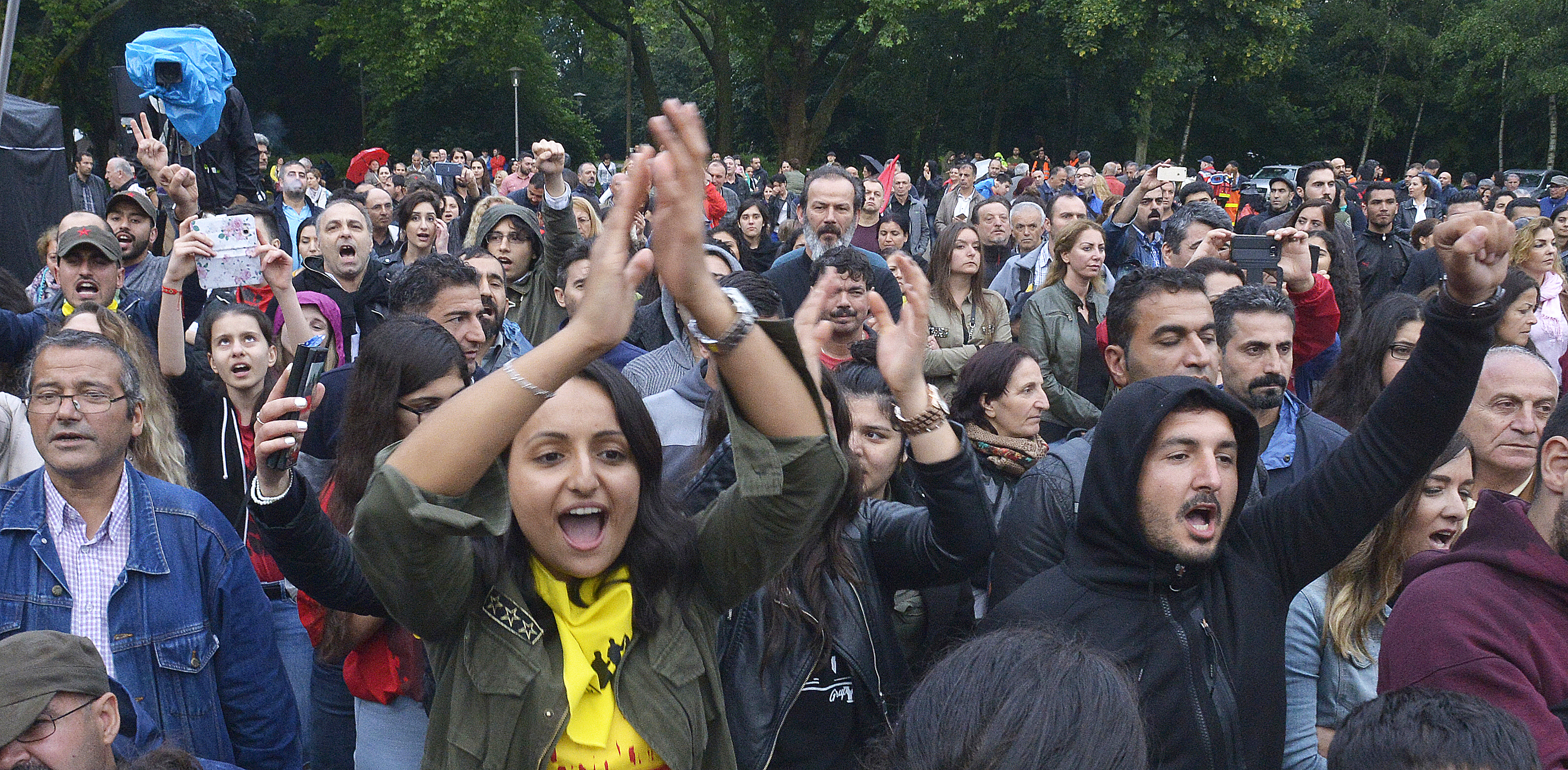 Absolut friedlich verlief die Kundgebung auf dem Festplatz an der Horster Straße. Höhepunkt war natürlich der Auftritt der Band "Grup Yorum", bei dem die rund 1.000 Besucher voll auf ihre Kosten kamen.