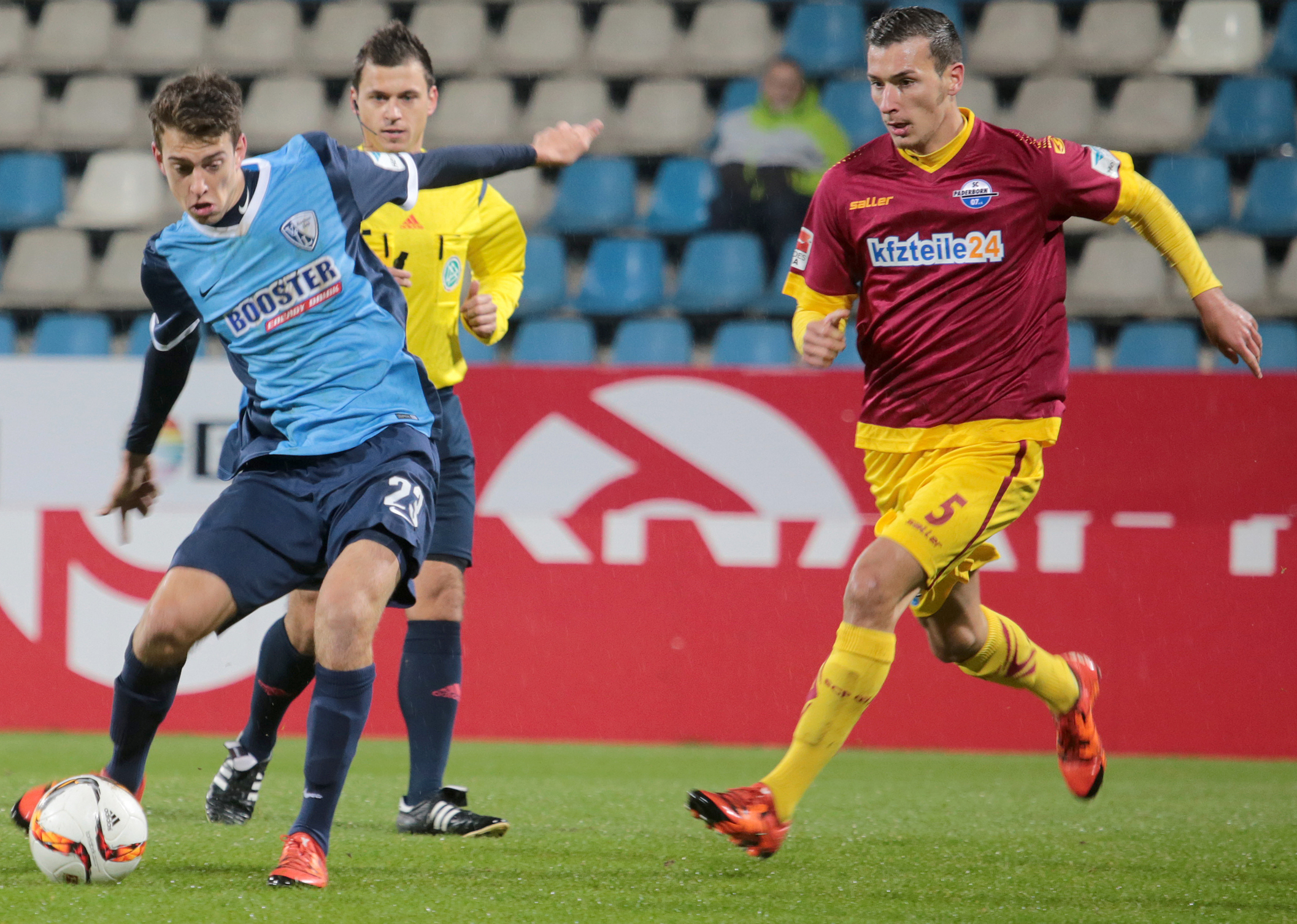 Ein Kommen und Gehen: Im Dezember 2015 verteidigte Dominik Wydra noch für Paderborn gegen den VfL, für den der künftige Freiburger Janik Haberer den Ball führte. Foto: Andreas Molatta