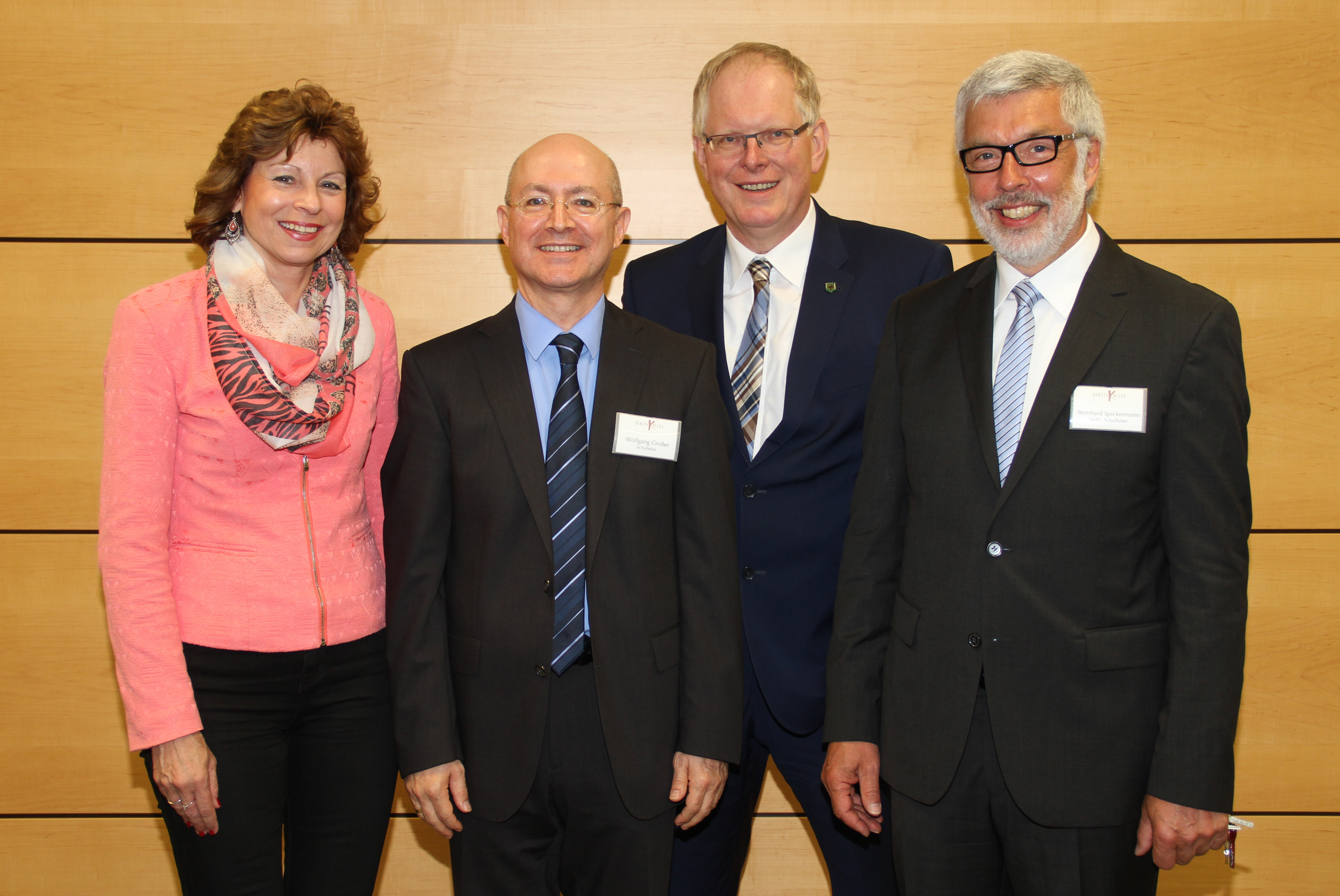 V.l.: Barbara Herlinger (Leitende Regierungsschuldirektorin der Bezirksregierung Münster), Wolfgang Großer (neuer Schulleiter des Hans-Böckler-Berufskollegs), Landrat Cay Süberkrüb, Bernhard Spickermann (Stellv. Schulleiter des Hans-Böckler-Berufskollegs).