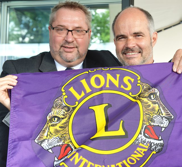 Turnusmäßiger Wechsel beim Lions-Club Velbert-Heiligenhaus: Michael Balka (links) übergibt das Präsidentenamt an Dr. Christoph Kaiser.