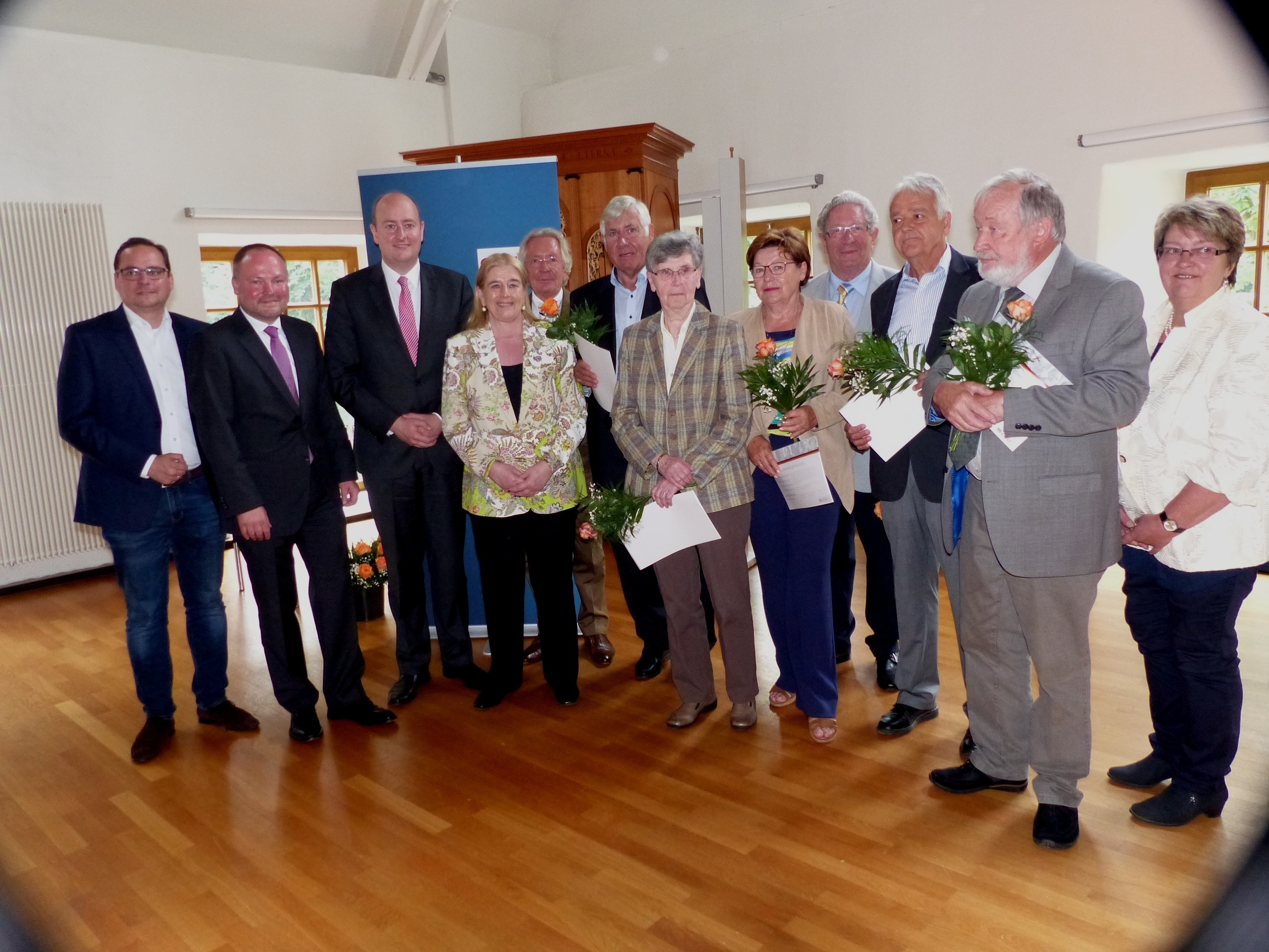 Oberbürgermeister Thomas Kufen, Jörg Thiede, Vorsitzender der CDU Frintrop, Kreisvorsitzender und MdB Matthias Hauer, Astrid Timmermann-Fechter MdB, Dr. Stephan Holthoff-Pförtner, Klaus Diekmann, Maria Fürtges, Jutta Eckenbach MdB, Franz Pannenbäcker, Rainer Lessau, Hermann-Josef Müller und Adelheid Walkenhorst beim Emfpang im Schloss. Foto: CDU
