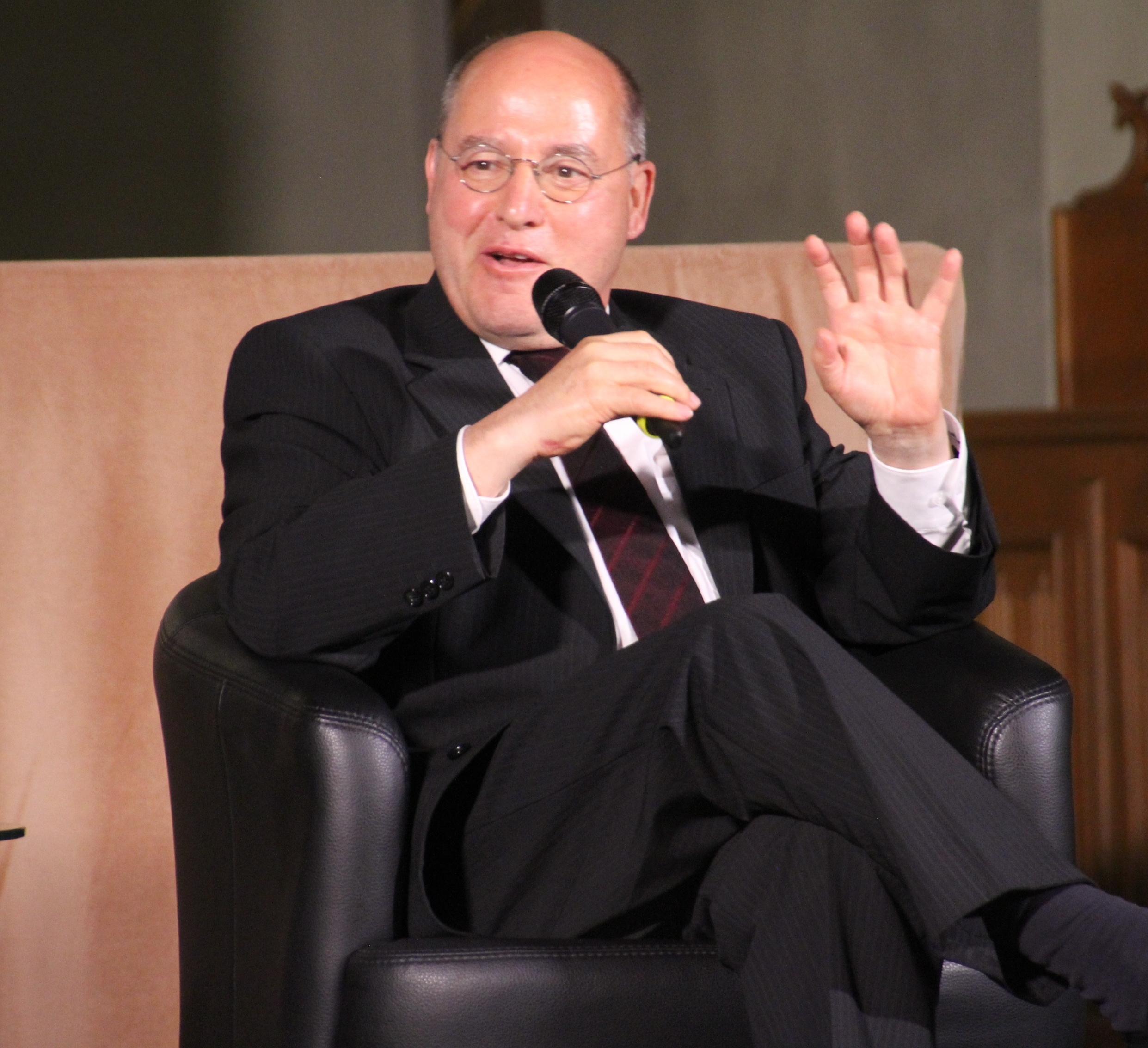 Dr. Gregor Gysi während des ökumenischen Dorfgespräches im Mauritiusdom