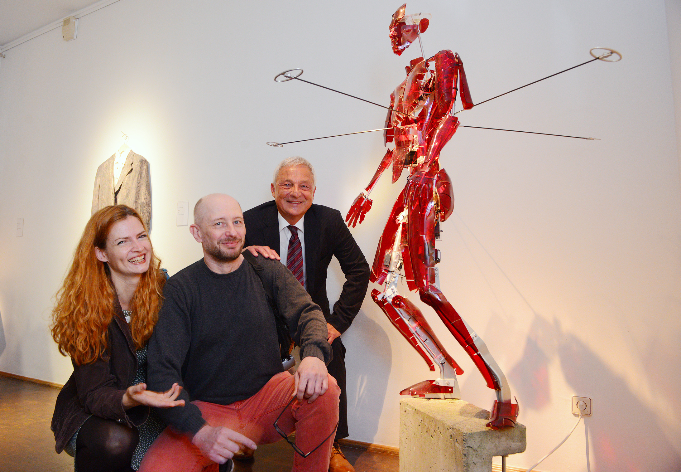 "Körper 2.0 - Über die technische Erweiterbarkeit des Menschen": Die neue Ausstellung im Wilhelm-Fabry-Museum wurde eröfffnet. Das Foto zeigt Kunsthistorikerin Dr. Sandra Abend, Künstler Volker Wessendorf und Museumschef Dr. Wolfgang Antweiler (r.) vor dem Werk "Verwandlung".