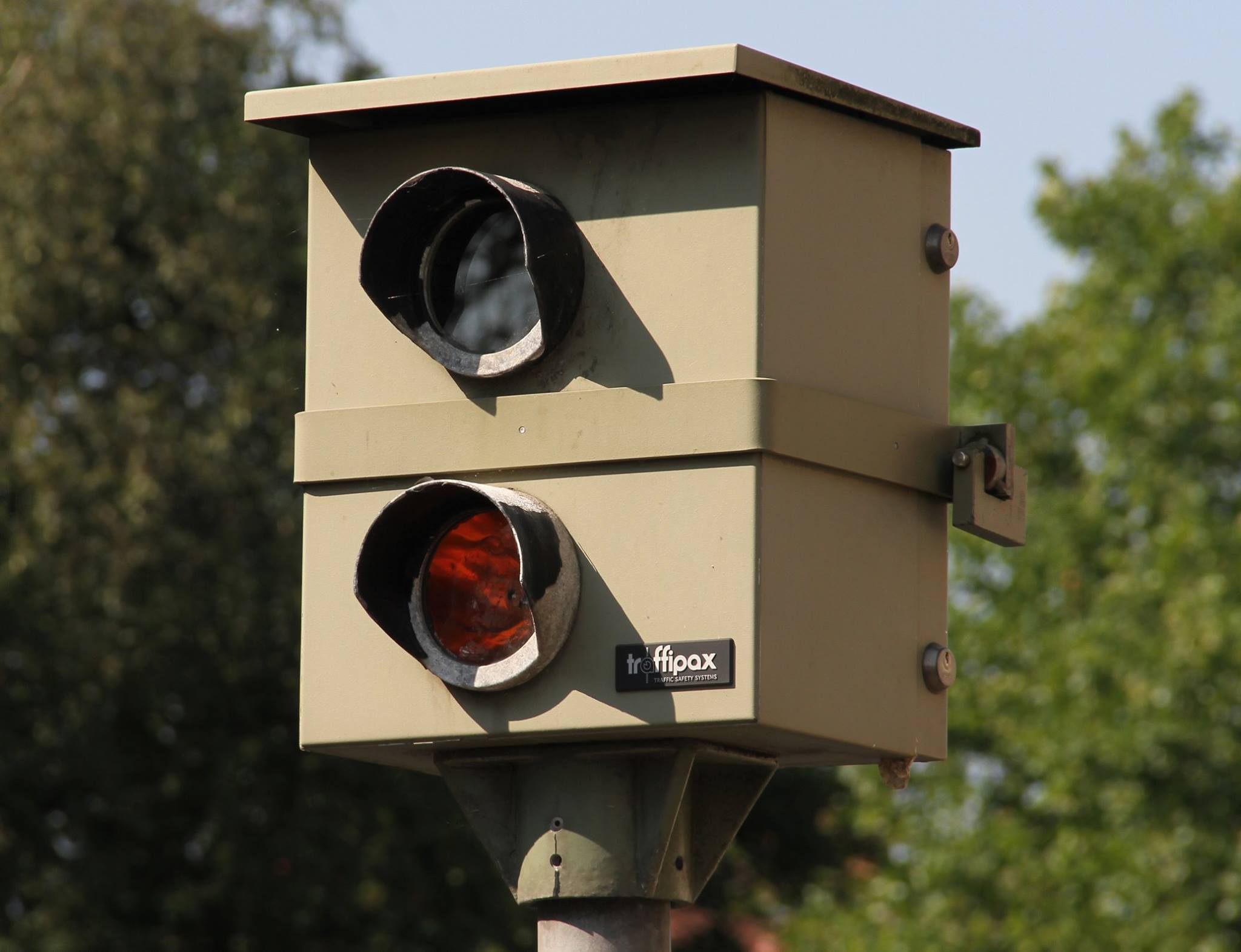 „Unser Starenkasten hatte einen technischen Defekt“, erklärt Thomas Brötzmann, Leiter der Bußgeldstelle beim Kreis Unna, den „Dauerblitzer“ an der B236 in Fahrtrichtung Schwerte.