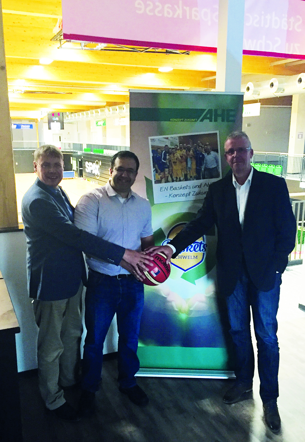 Ralf Stoffels, Omar Rahim und Jürgen F. Ephan besiegeln den Abschluss. Foto: privat