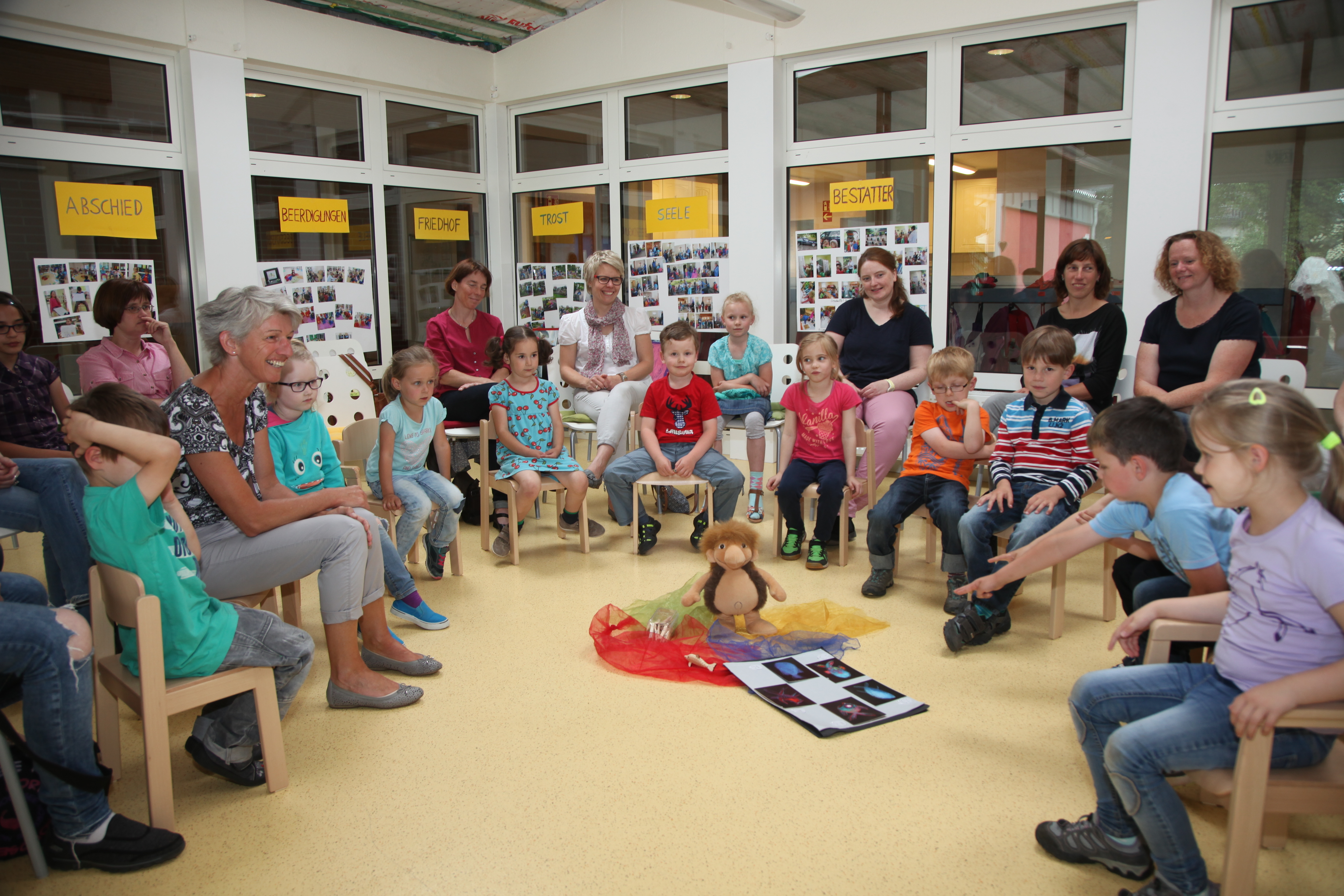 "Tränchen", das Maskottchen der Aktion "Abschied nehmen", begleitete die Kinder auch bei der abschließenden Präsentation der Ergebnisse.
