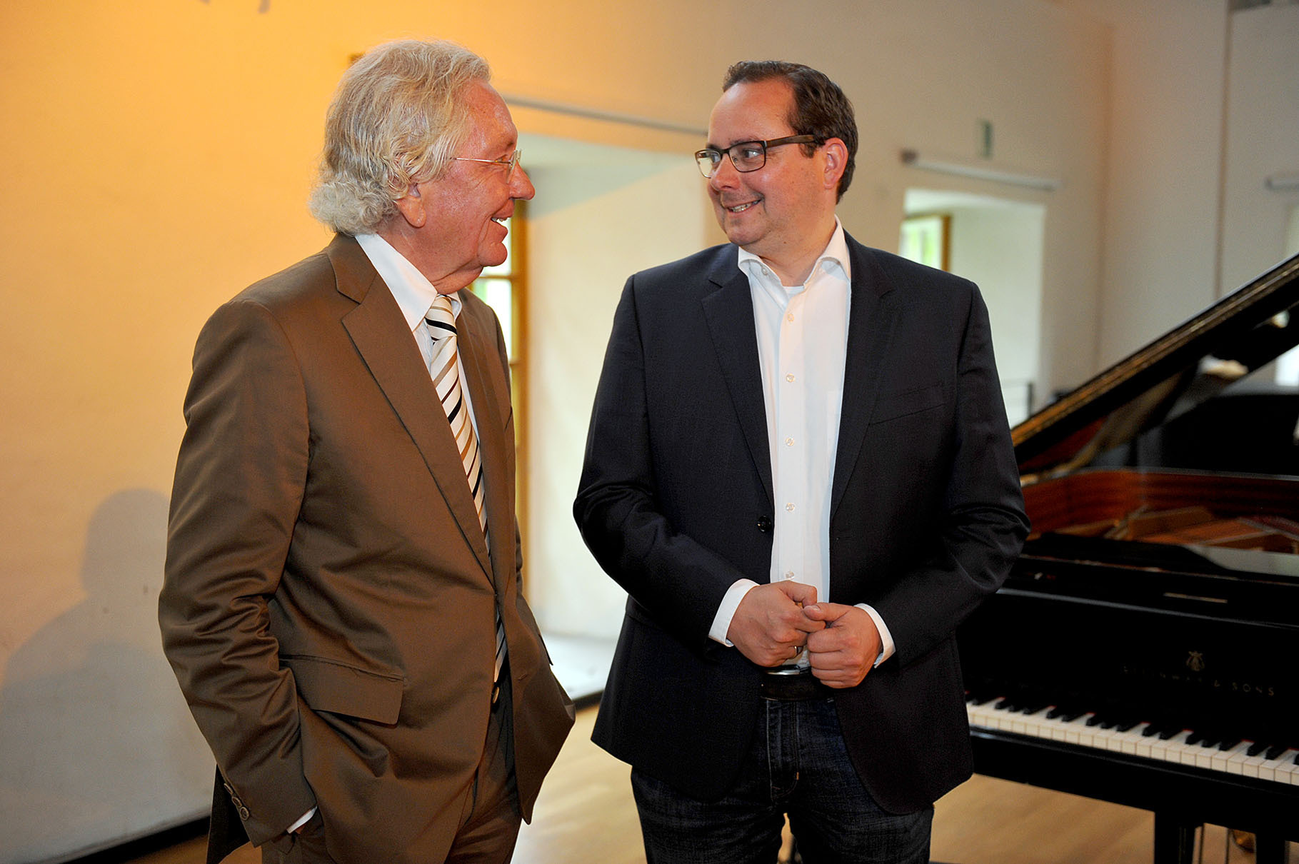 Oberbürgermeister Thomas Kufen im Gespräch mit Dr. Stephan Holthoff-Pförtner. Der Gesellschafter und Verleger der Funke Mediengruppe hielt den Gastvortrag auf dem diesjährigen Sommerempfang.