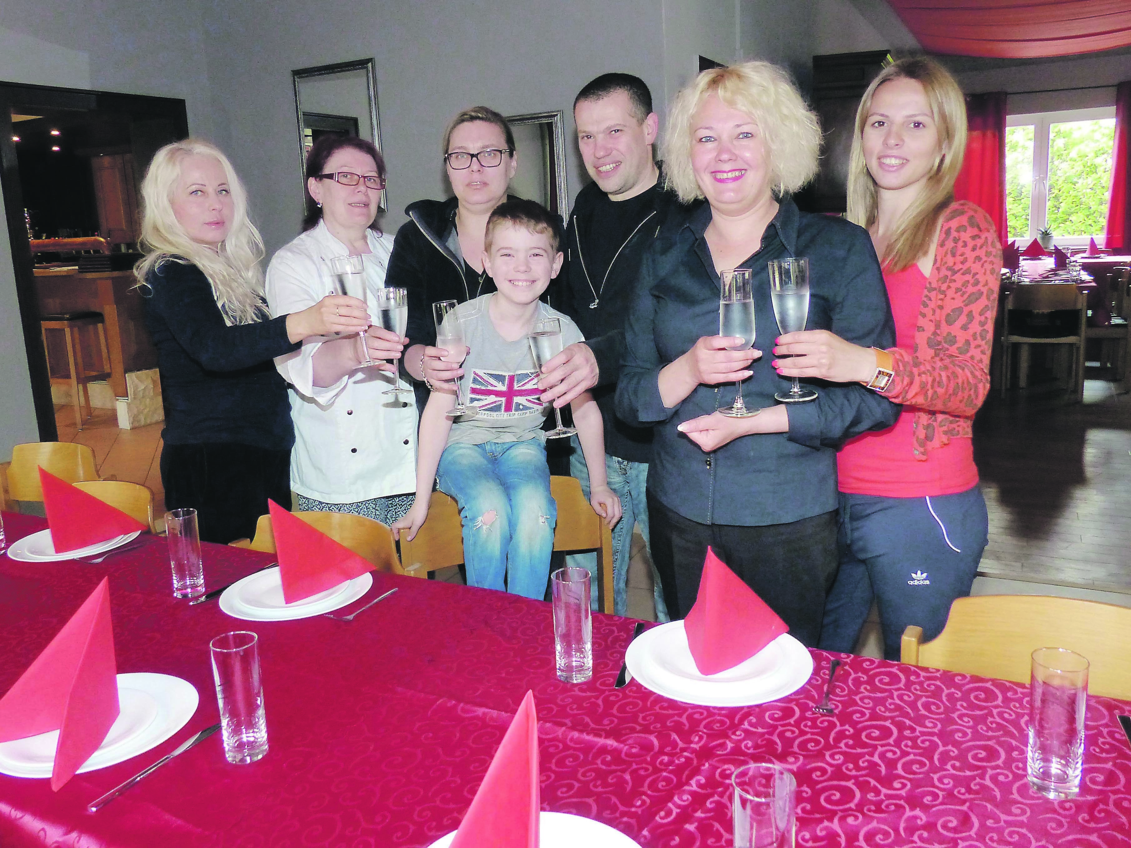 Familienbetrieb mit Herz und Kochleidenschaft: Jelena Tworowskaja (3.v.l) und ihr Team der Taverna.ru