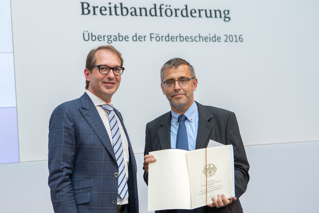 Übergabe des Förderbescheides durch den Bundesminister für Verkehr und digitale Infrastruktur Alexander Dobrindt.