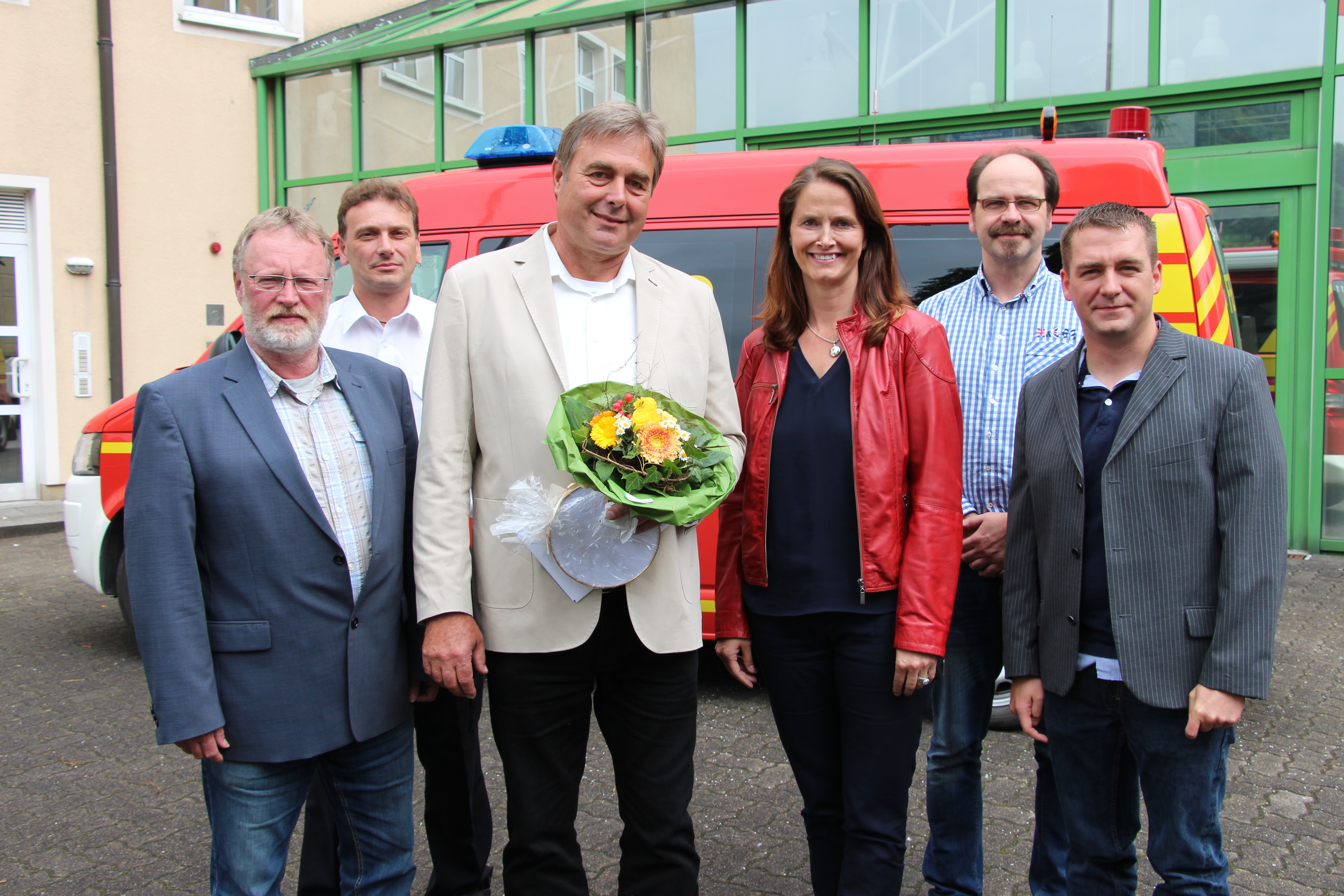 Das Foto zeigt (v.li.): Personalratsvorsitzender Hans-Martin Heimhardt, Jörg Dörner, Feuerwehr, Karl-Dietrich Timmerbeil, Bürgermeisterin Imke Heymann, Fachbereichsleiter Sephan Langhard und Personalchef Tim Strathmann. Foto: Stadt
