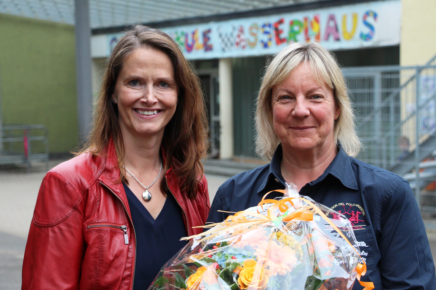 Bürgermeisterin Imke Heymann (links) begrüßte die neue Schulleiterin der Grundschule Wassermaus Isabell Steinkühler. Foto: Stadt Ennepetal