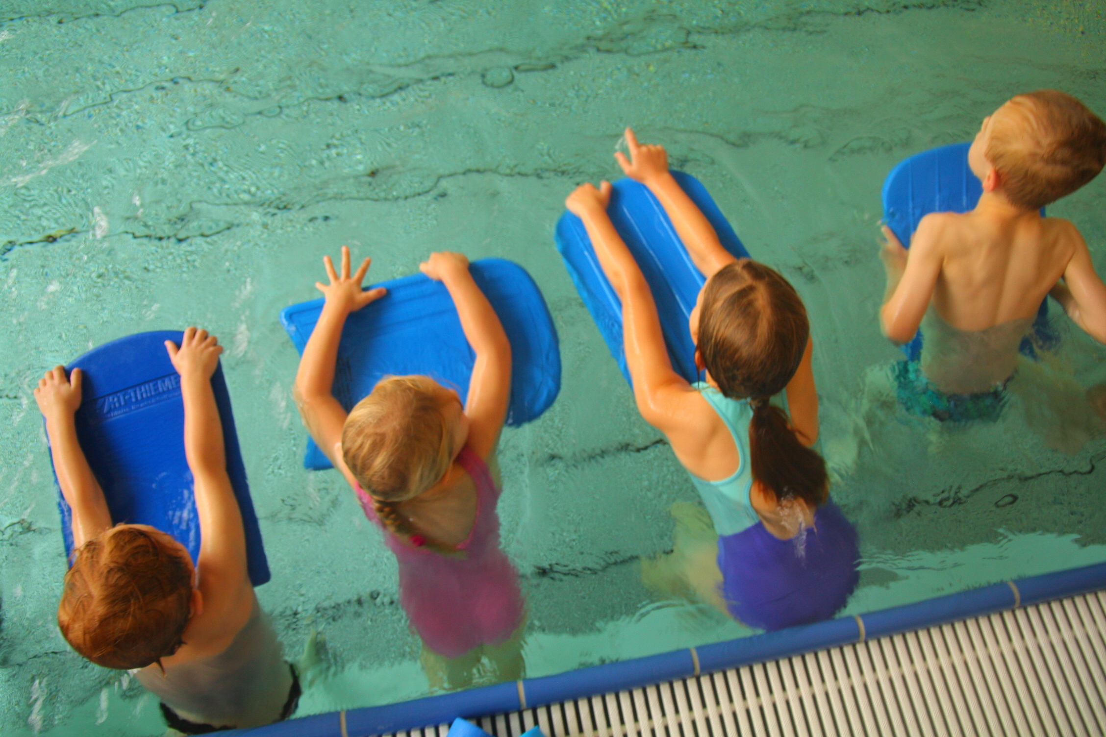 Mit viel Spaß das Schwimmen im Sportzentrum Ruhr erlernen.