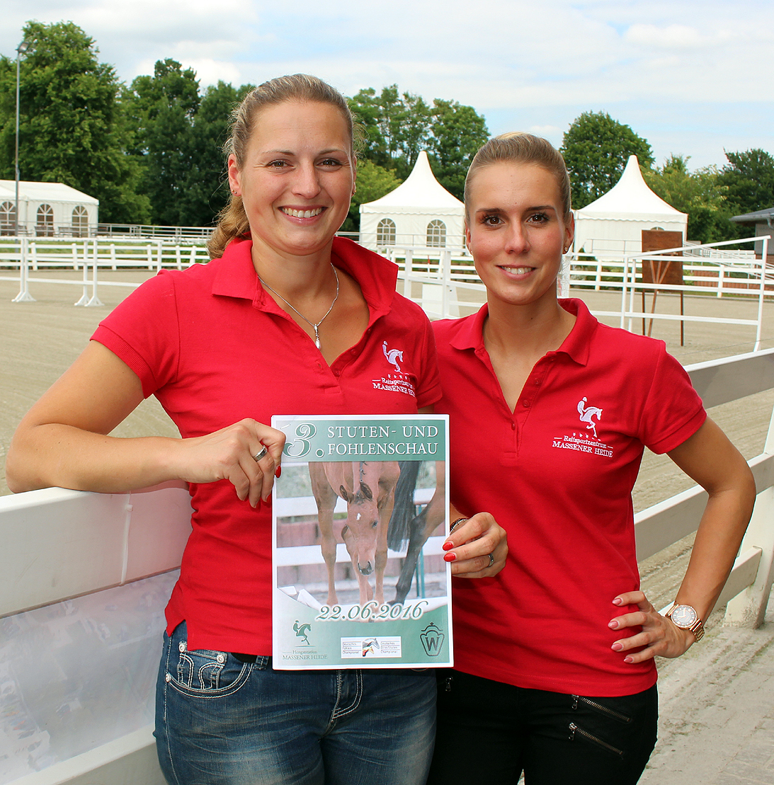 Lisa Westekemper und Jennifer Liskamm vom Marketing & Eventmanagement
des Reitsportzentrums:
Wir sind begeistert von diesem sensationell großen Zuspruch unserer 3. Stuten- und Fohlenschau. Vielen Dank für das Vertrauen!