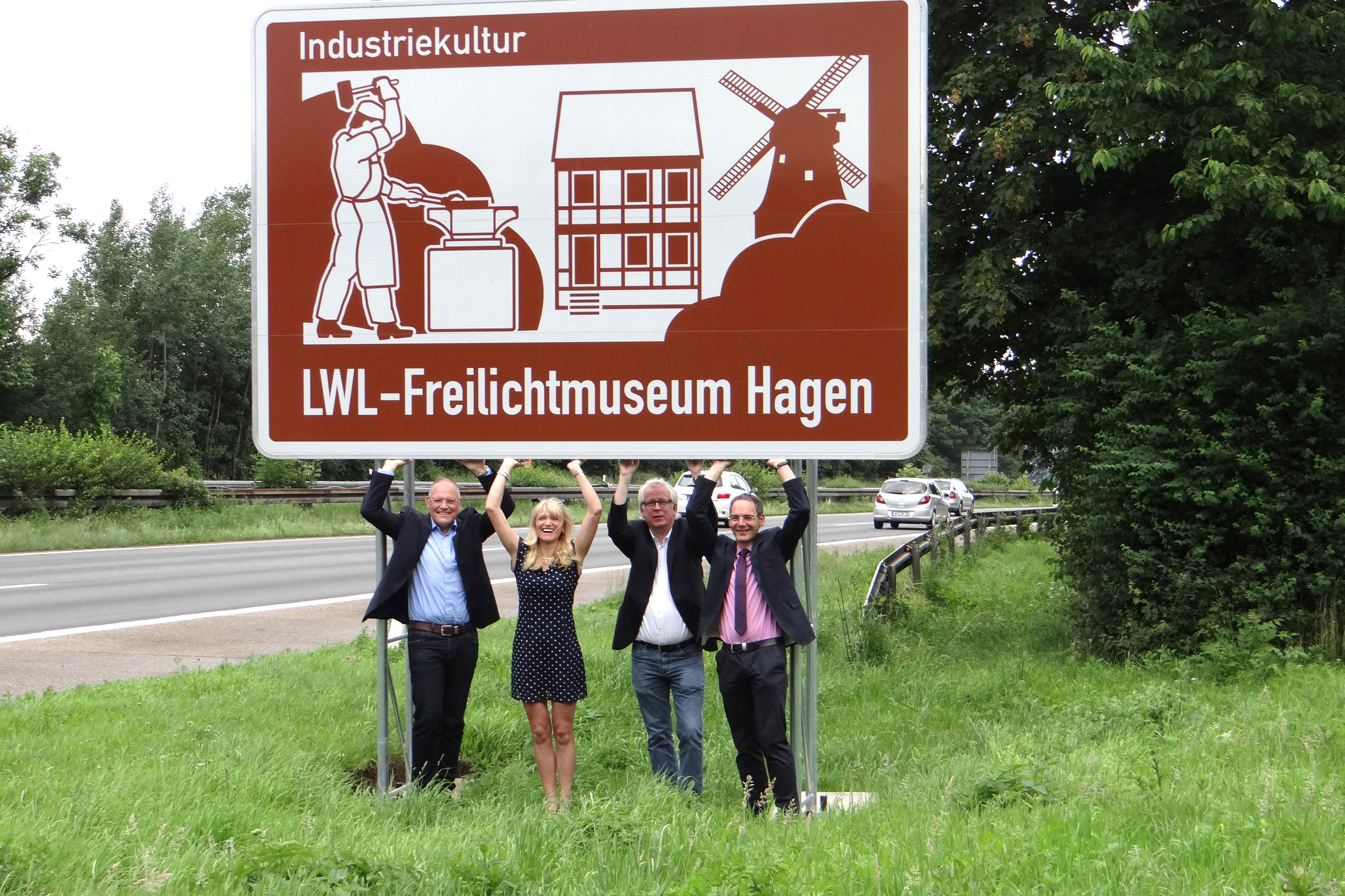 Das neue touristische Hinweisschild auf der A45. Auf dem Foto sind (v.l.n.r.) Guido Kohlenbach, LWL-Kulturabteilung, Dr. Barbara Rüschoff-Thale, LWL-Kulturdezernentin, Dr. Uwe Beckmann, LWL-Freilichtmuseumsleiter, Bernd Neuenfels, Verwaltungsleiter.