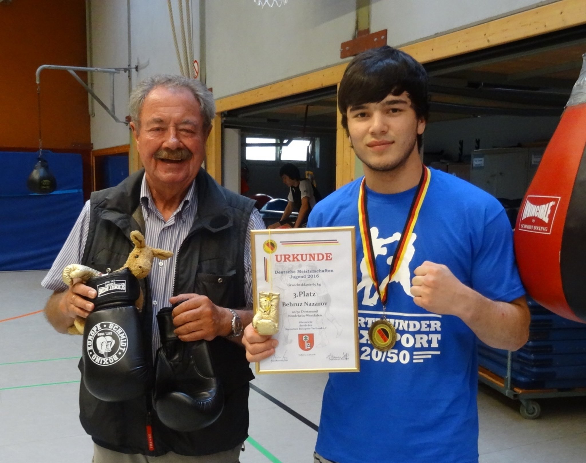 Boxsportpate HansPeter Arens gratuliert Behruz Nazarov DortmundCity