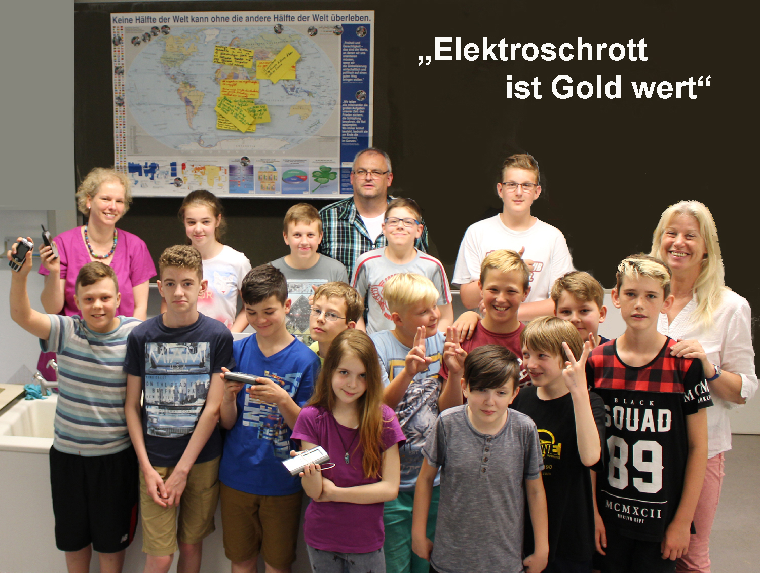 Umweltberaterin Karin Baumann, Schulbegleiter Klaus Gödtner und Lehrerein Jenny Fahrenhorst mit den Workshopteilnehmern