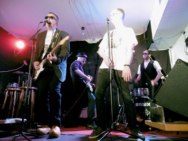 mittendrin und immer wieder ... T R I O ....