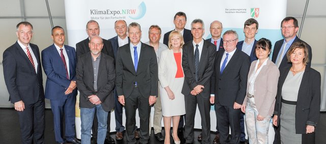 Ministerpräsidentin Hannelore Kraft und Klimaschutzminister Johannes Remmel zusammen mit
den Preisträgern 2016 u.a. Olfens Kämmerer Heinz Limberg (5.v.r.) | Foto: KlimaExpo.NRW
