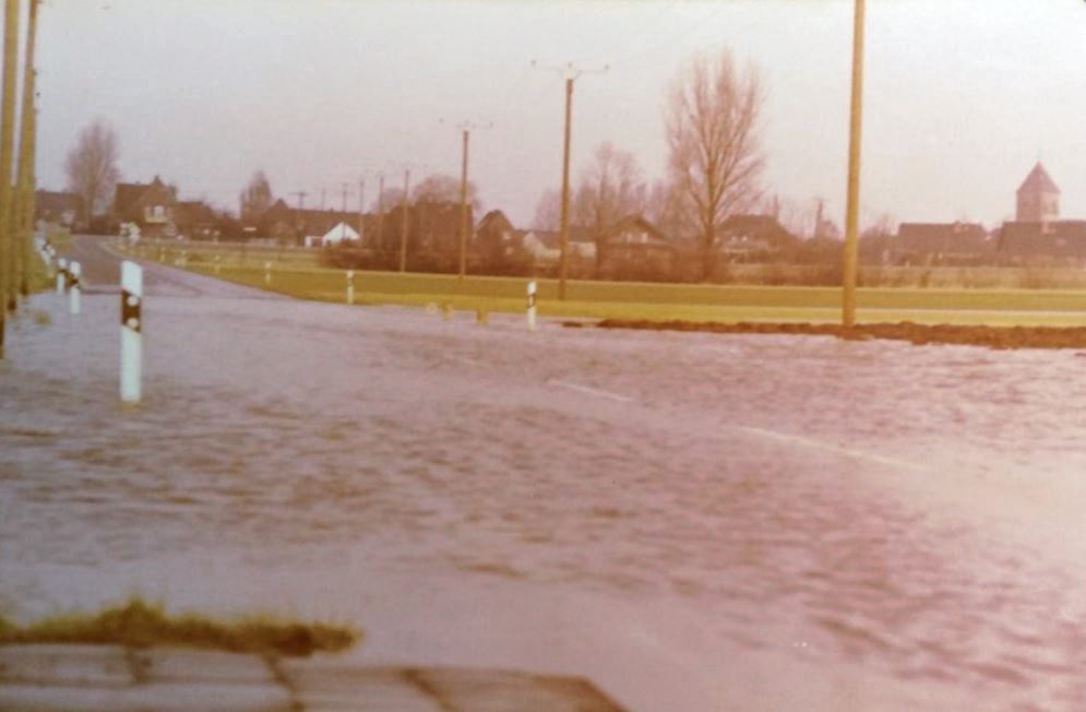Bild aus dem Jahre 1979/80. Straße zwischen Menzelen und Ginderich. Steht uns so etwas in Zukunft wieder bevor?