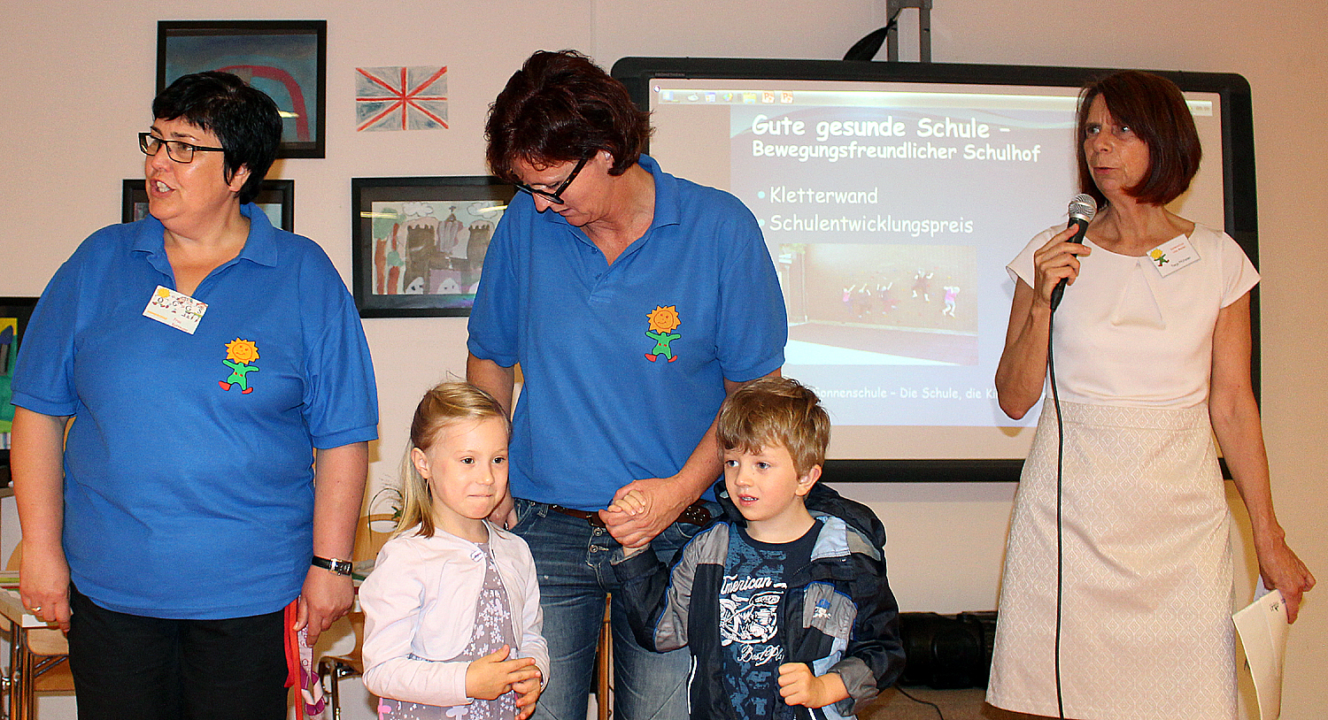 Bei der Begrüßung durch die stellv. Schulleiterin Tanja Pfützner im Forum der Sonnenschule