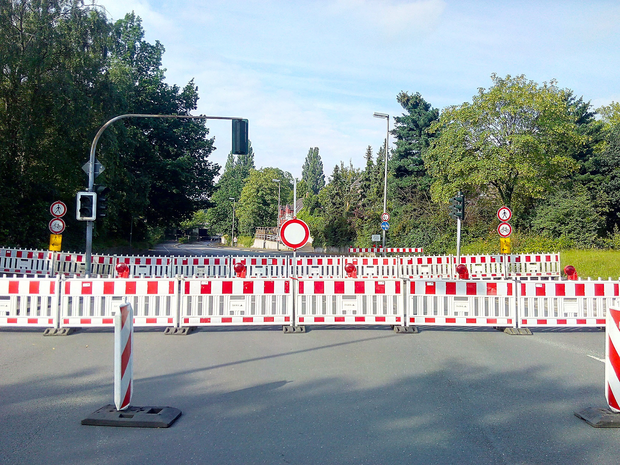 Die Vollsperrung der Bismarckstraße zwischen dem Gemeindedreieck und der Kreuzung An der Wiebecke/Grüner Weg wurde am Montag, 27. Juni, eingerichtet. Rund zwei Jahre sollen die umfangreichen Abriss- und Baumaßnahmen dauern.